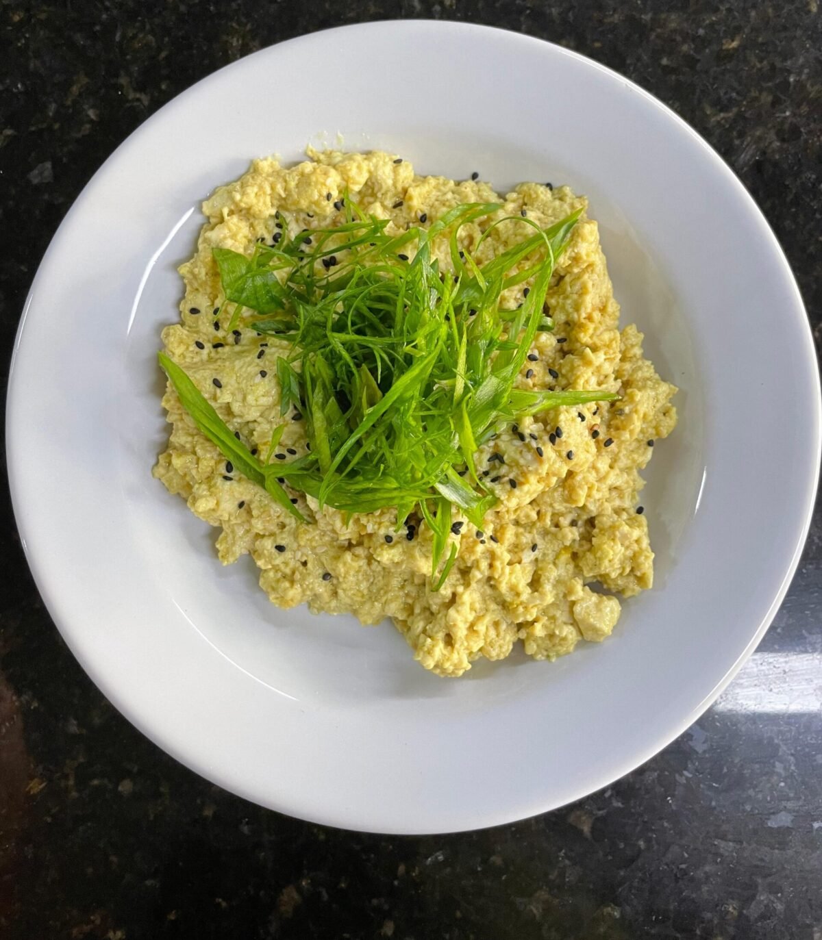 O tofu mexido vegano é uma receita proteica, prática e saborosa.